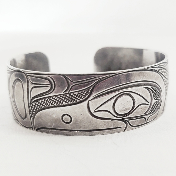 First Nation Paddy Seaweed Signed Sterling Silver Raven Cuff Bracelet - Picture 9 of 11